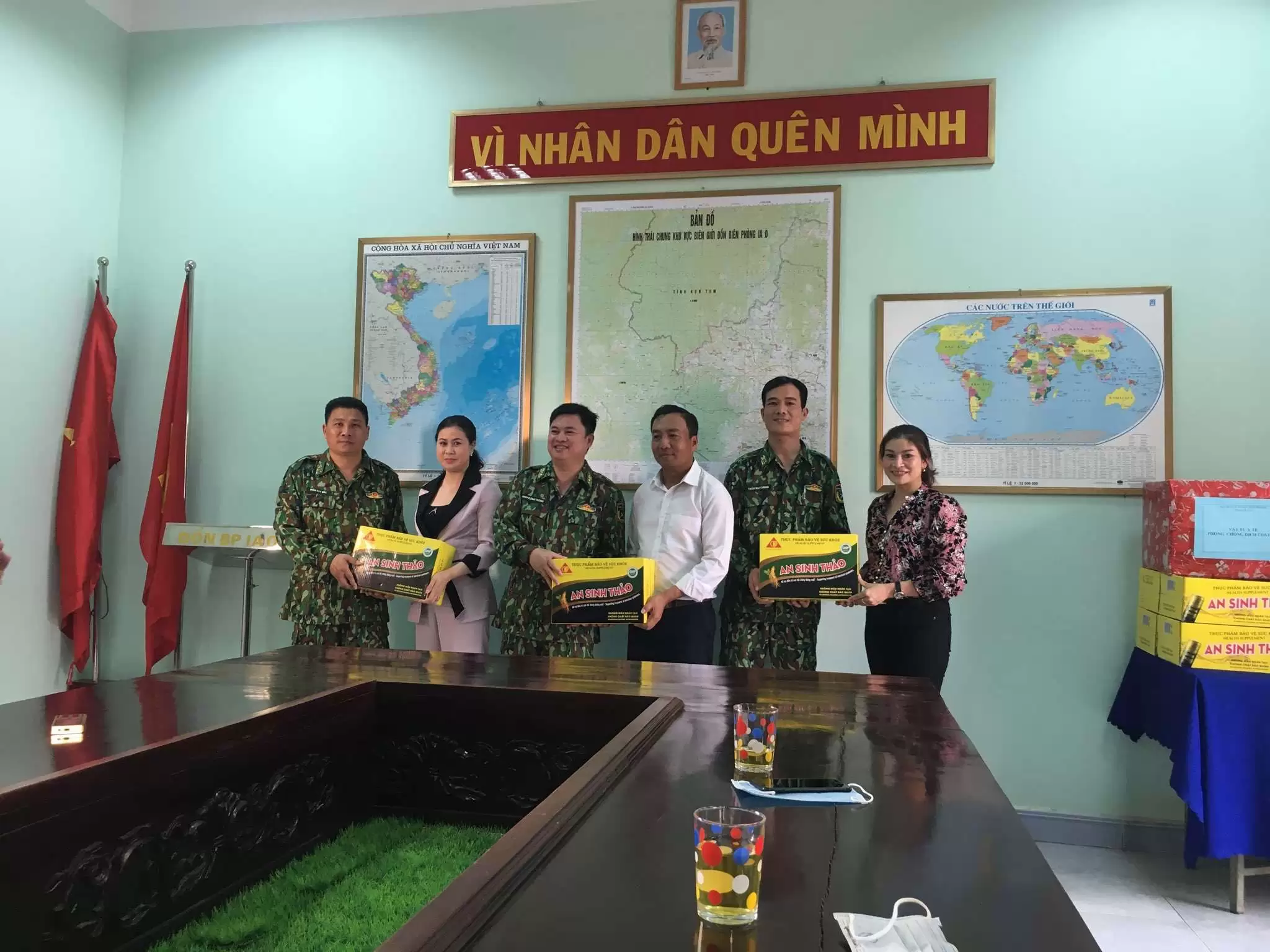 HÀNG TRĂM THÙNG NƯỚC THẢO DƯỢC TRƯỜNG SINH TRAO ĐẾN TAY UBMTTQ VIỆT NAM TỈNH GIA LAI, GÓP PHẦN ĐẨY LÙI DỊCH BỆNH COVID-19