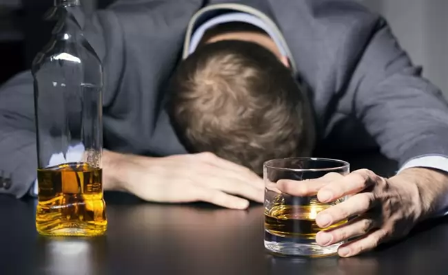 Rượu bia làm trầm trọng thêm tinh trạng đau dạ dày