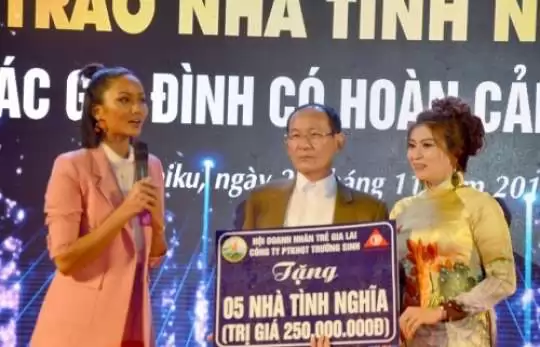 HOA HẬU H&lsquo;HEN NIÊ DỰ LỄ KỶ NIỆM 15 NĂM THÀNH LẬP TẬP ĐOÀN TRƯỜNG SINH
