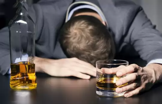 Rượu bia làm trầm trọng thêm tinh trạng đau dạ dày