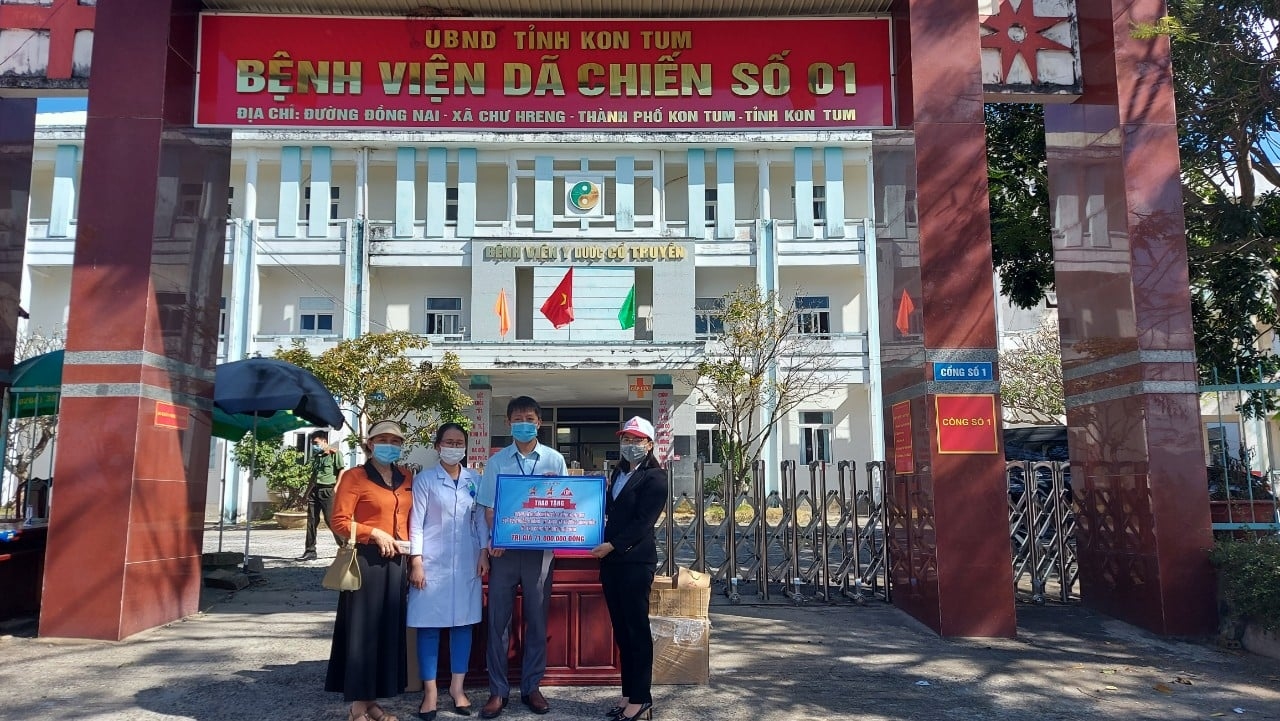 Trao tặng bệnh viện dã chiến tỉnh Kontum		